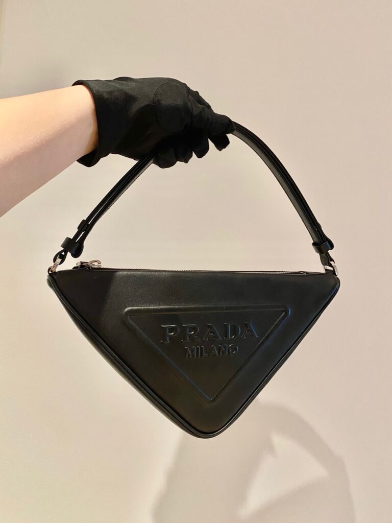 Bandolera prada triangular replica 1:1 negro